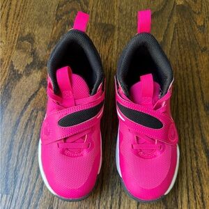 Nike Girls’ Little Kid Hustle D11 Basketball Sneakers - size 13